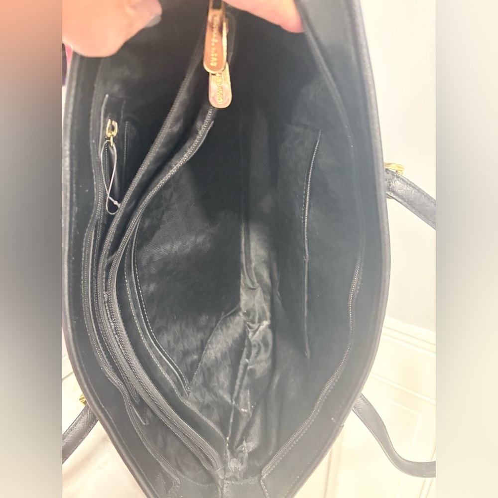 Black Michael Kors Tote Bag -Great condition

18 by 11 inches

FREE SHIPPING - Picture 9 of 11
